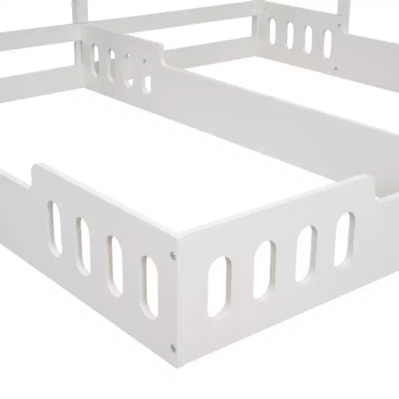Lit plateforme double en forme de maison, lit au sol avec deux couchages partagés, étagères et barrière de sécurité, blanc crème