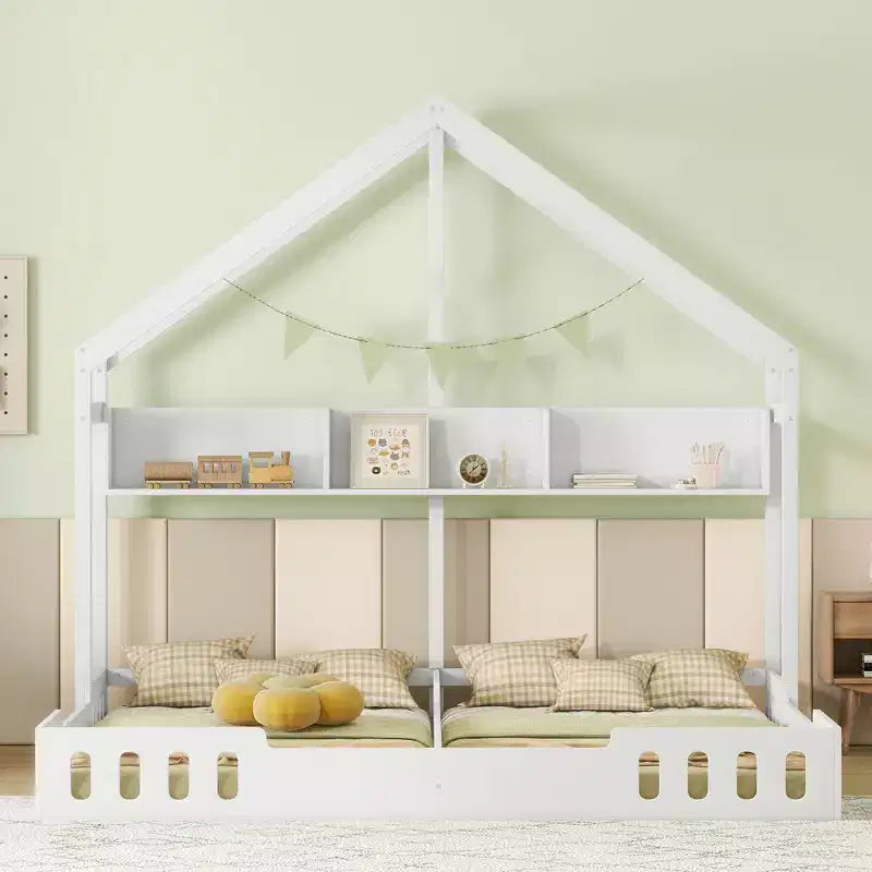 Lit plateforme double en forme de maison, lit au sol avec deux couchages partagés, étagères et barrière de sécurité, blanc crème