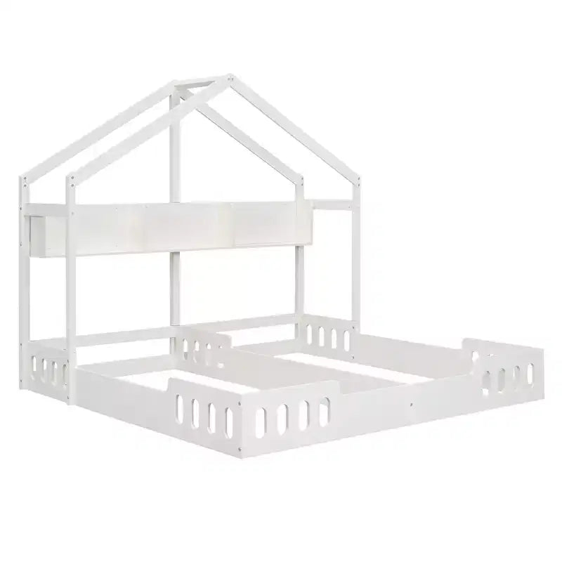 Lit plateforme double en forme de maison, lit au sol avec deux couchages partagés, étagères et barrière de sécurité, blanc crème