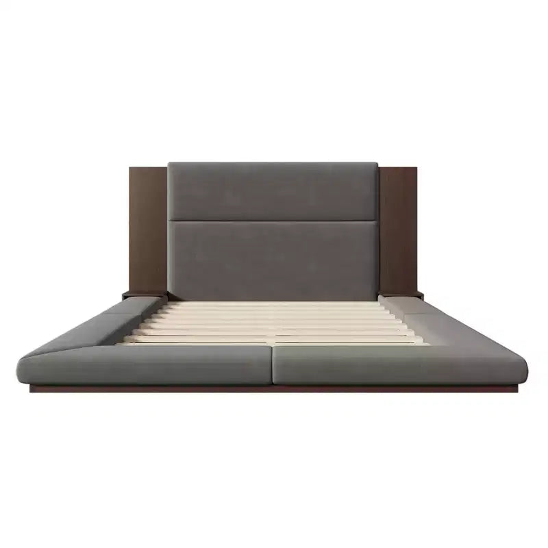Lit plateforme moderne rembourré au ras du sol avec tête de lit en bois allongée
