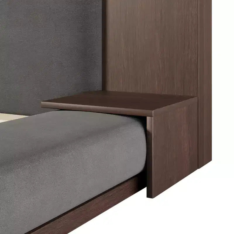 Lit plateforme moderne rembourré au ras du sol avec tête de lit en bois allongée