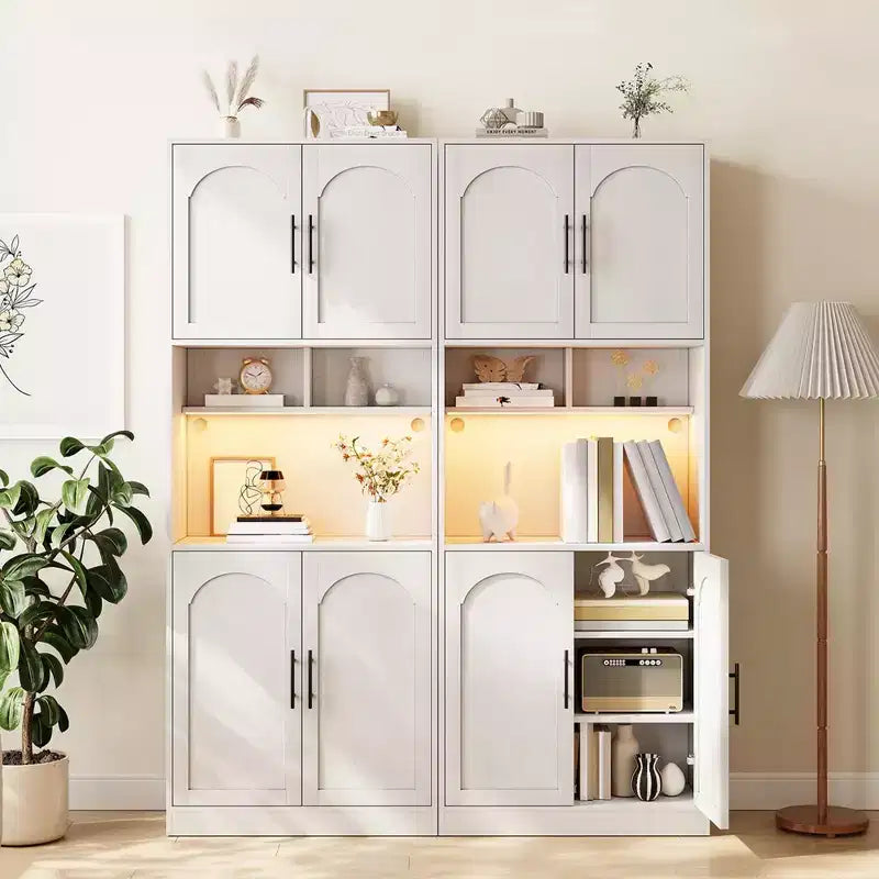 Armario despensa de cocina con luz RGB, gabinete alto tipo alacena con soporte para microondas, puertas corredizas estilo granero y 2 estantes abiertos