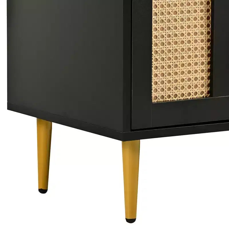 Mueble para TV de ratán para televisores de hasta 55, puertas de ratán, patas y tiradores metálicos, centro de entretenimiento con consola de almacenamiento, zapateros negros