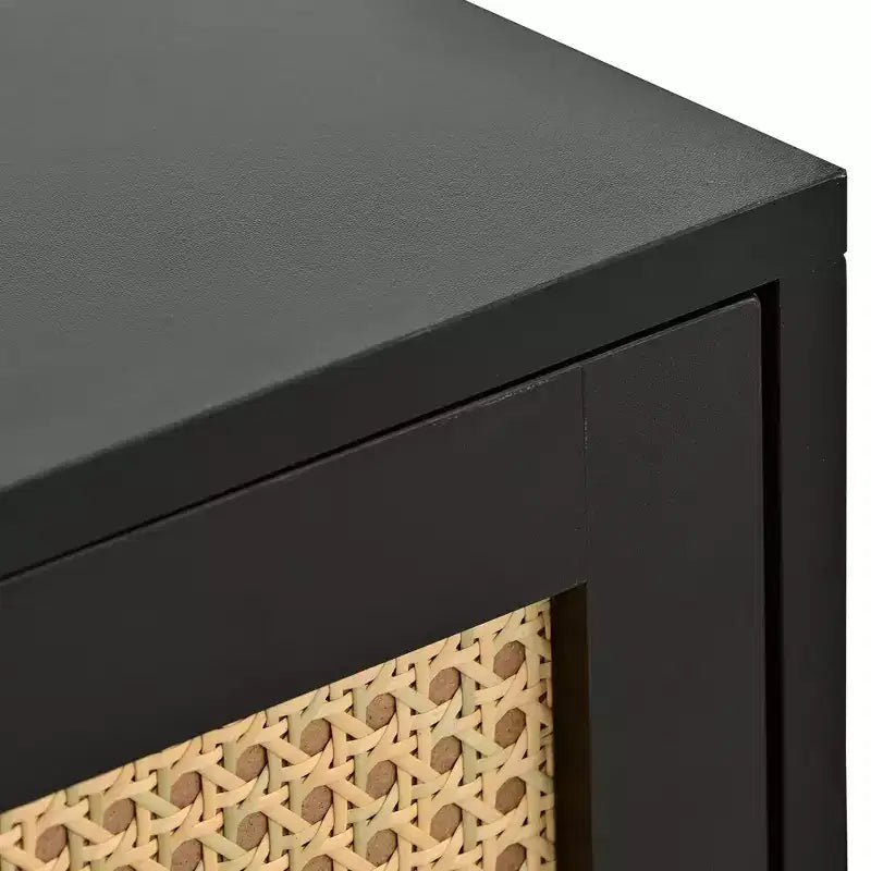 Mueble para TV de ratán para televisores de hasta 55, puertas de ratán, patas y tiradores metálicos, centro de entretenimiento con consola de almacenamiento, zapateros negros