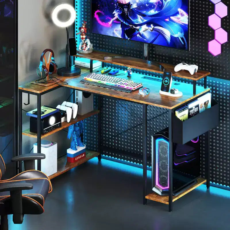 Escritorio gaming en forma de L de 48 con luces LED, tomas de corriente y estantes de almacenamiento, marrón/negro