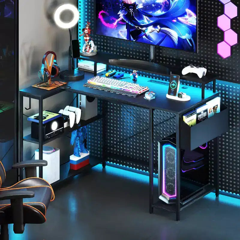 Escritorio gaming en forma de L de 48 con luces LED, tomas de corriente y estantes de almacenamiento, marrón/negro