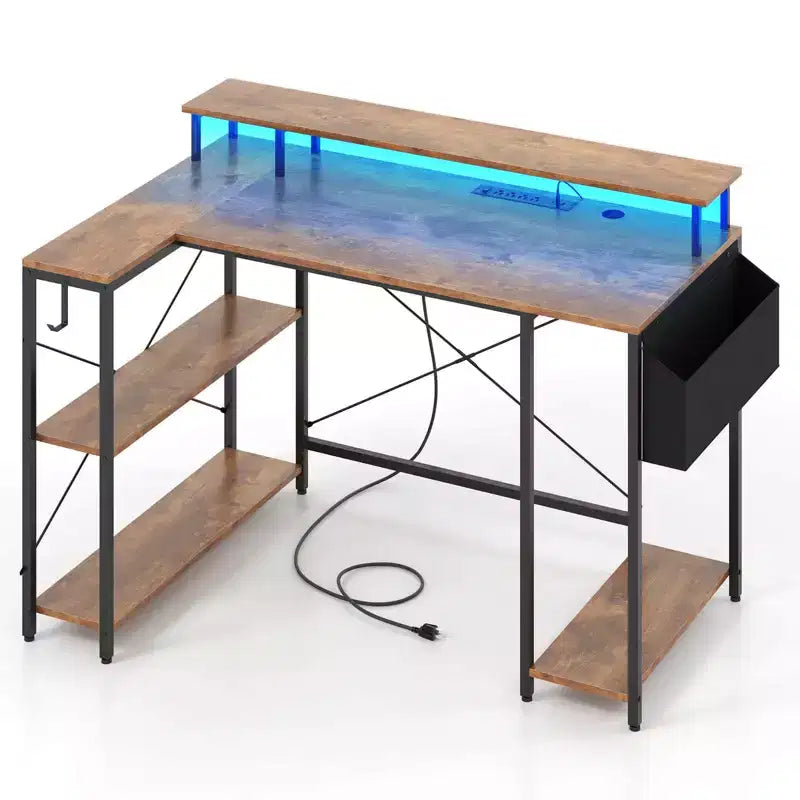 48 L-förmiger Gaming-Schreibtisch mit LED-Leuchten, Steckdosen und Ablagefächern, Braun/Schwarz