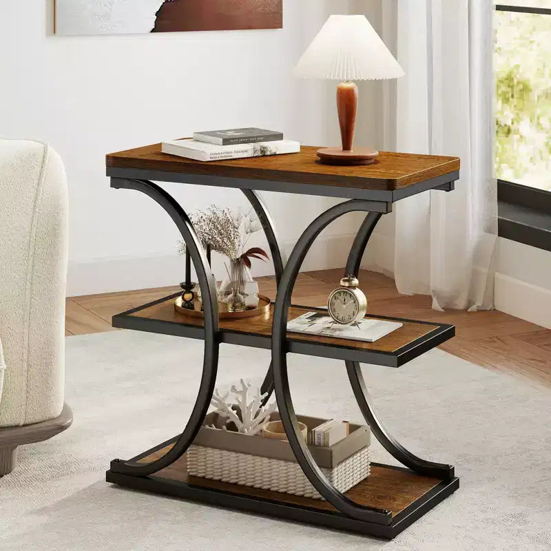 Table d’appoint étroite robuste à 3 niveaux, table de bout de canapé industrielle en bois de 24 pouces avec piètement en métal et étagères de rangement pour le salon et la chambre (noyer)