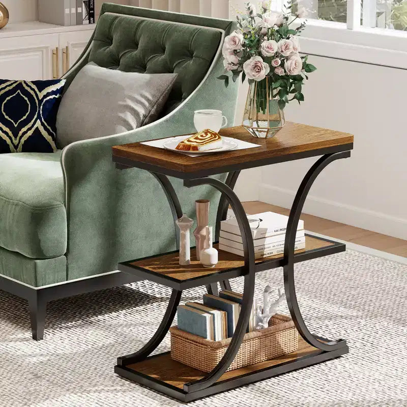 Robuster, schmaler Beistelltisch mit 3 Ablagen, 24 Zoll, Sofa-Beistelltisch im Industrial-Stil aus Holz mit Metallgestell und Ablagefächern für Wohnzimmer und Schlafzimmer (Walnuss)