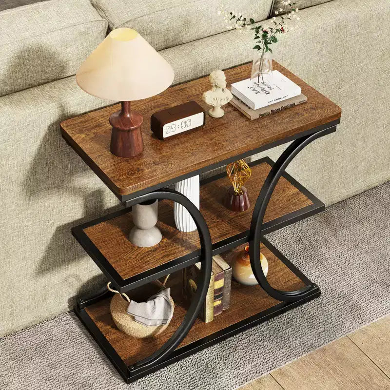 Table d’appoint étroite robuste à 3 niveaux, table de bout de canapé industrielle en bois de 24 pouces avec piètement en métal et étagères de rangement pour le salon et la chambre (noyer)