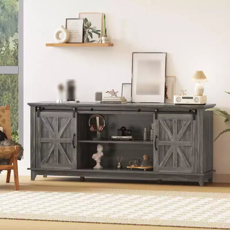 Meuble TV moderne pour téléviseurs jusqu’à 75'', centre de divertissement en bois avec portes coulissantes de grange, console multimédia avec étagère réglable pour le salon
