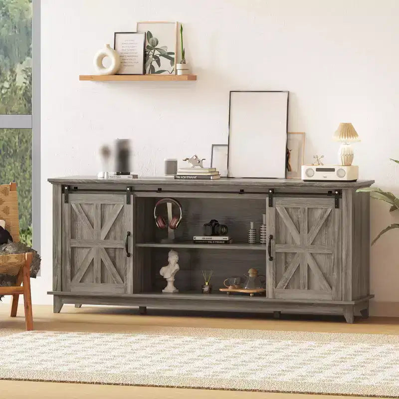 Meuble TV moderne pour téléviseurs jusqu’à 75'', centre de divertissement en bois avec portes coulissantes de grange, console multimédia avec étagère réglable pour le salon