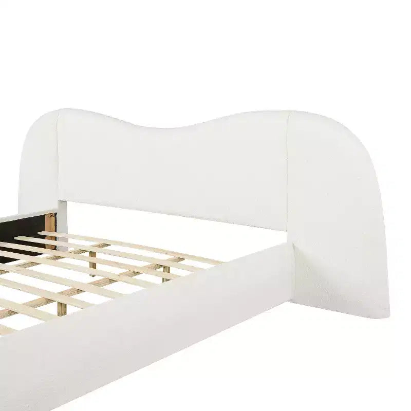 Estructura de cama moderna de madera tapizada en borreguito bouclé con cabecero curvo