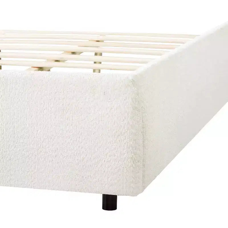 Estructura de cama moderna de madera tapizada en borreguito bouclé con cabecero curvo