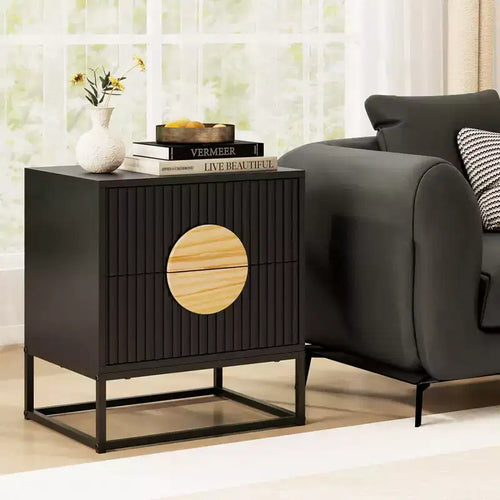 1/2 PCS Mesita de noche acanalada con 2 cajones, tiradores de madera de pino y estructura metálica para dormitorio, negra/blanca