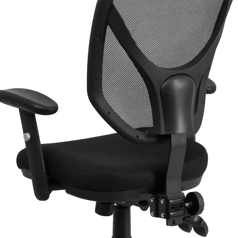 Silla de oficina ergonómica negra de malla, giratoria y multifuncional, con respaldo medio y apoyabrazos ajustables